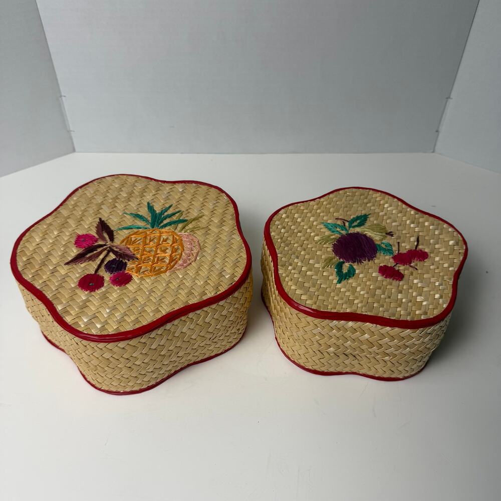 VTG Woven Nesting Baskets Set 2 Lidded Floral Lined Straw Storage Cottagecore